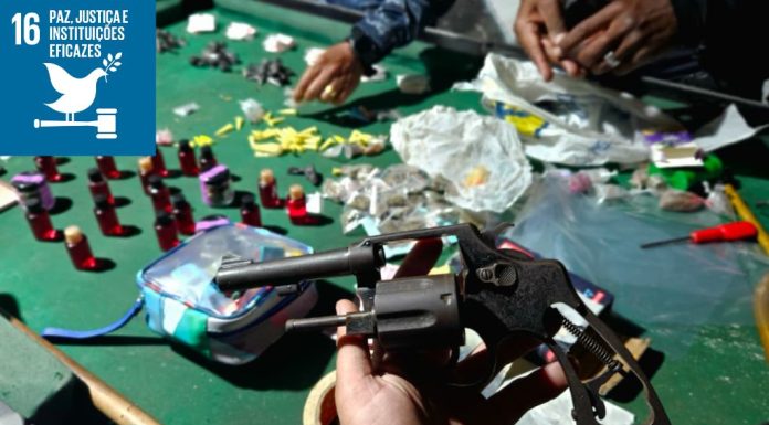 GCM de Itaquá descobre venda de drogas em comércio e apreende arma de fogo